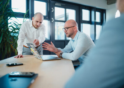 moreFactory - Lifestyle - Gespräch in der Cafe-Küche